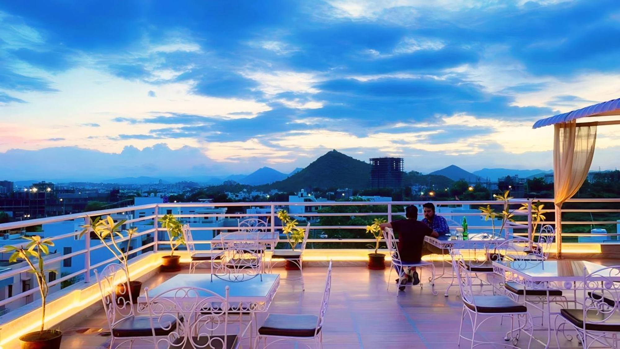 Hotel The Celebration By Amod Best Hotel & Rooftop Udaipur Dış mekan fotoğraf